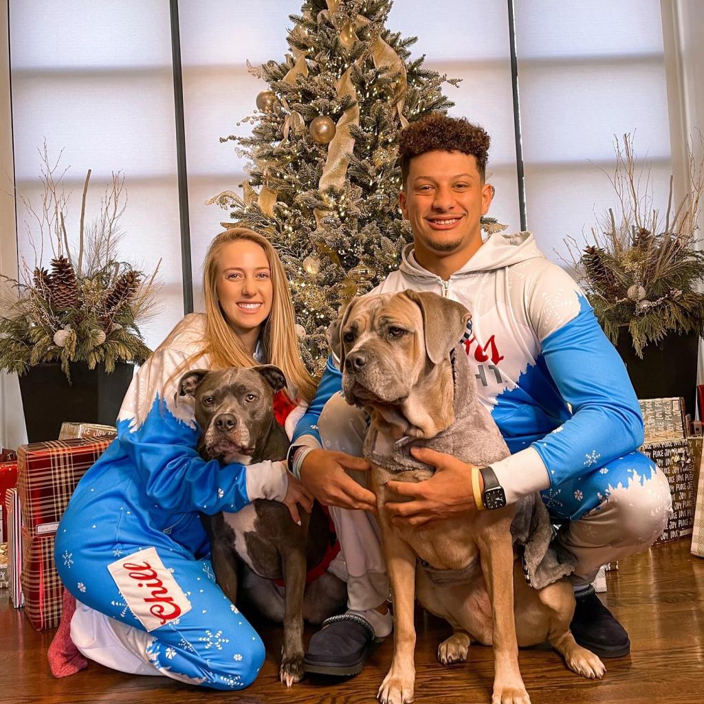 brittay matthews, patrick mahomes with their dogs