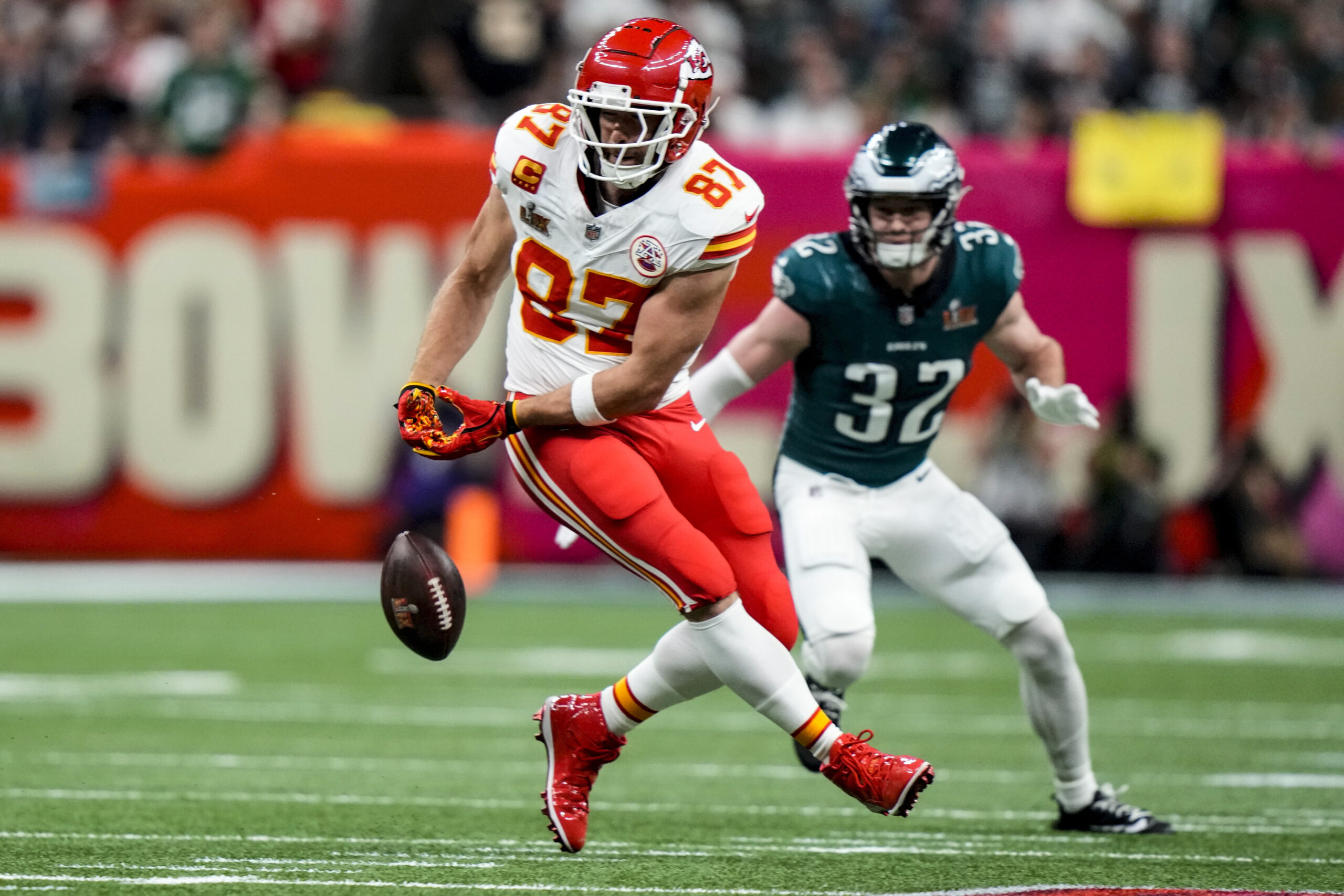 Travis Kelce playing football