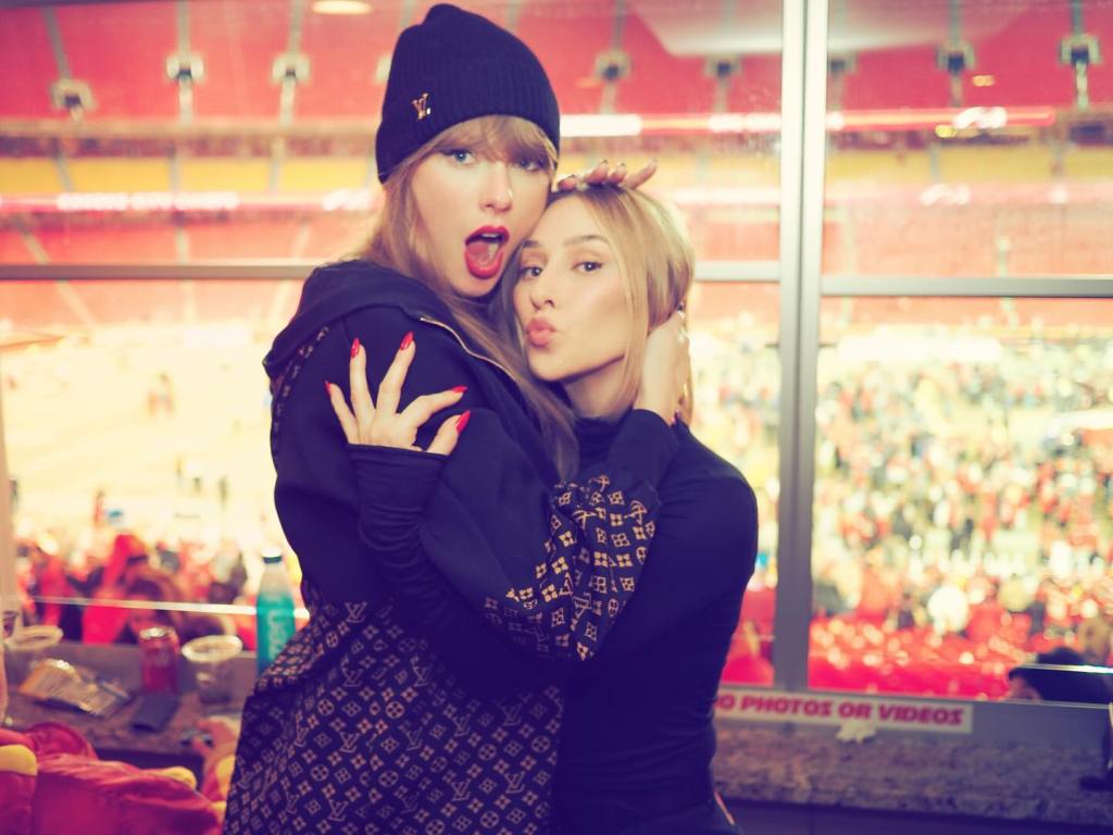 Taylor Swift hugging Ashley Avignone