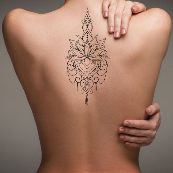 Suggestions for girls who love tattoos: come now to experience beautiful and unique female back tattoo designs.