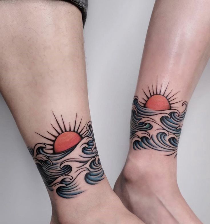 Ankle tattoo with the theme of the sea and the sun, expressing freedom and liberty