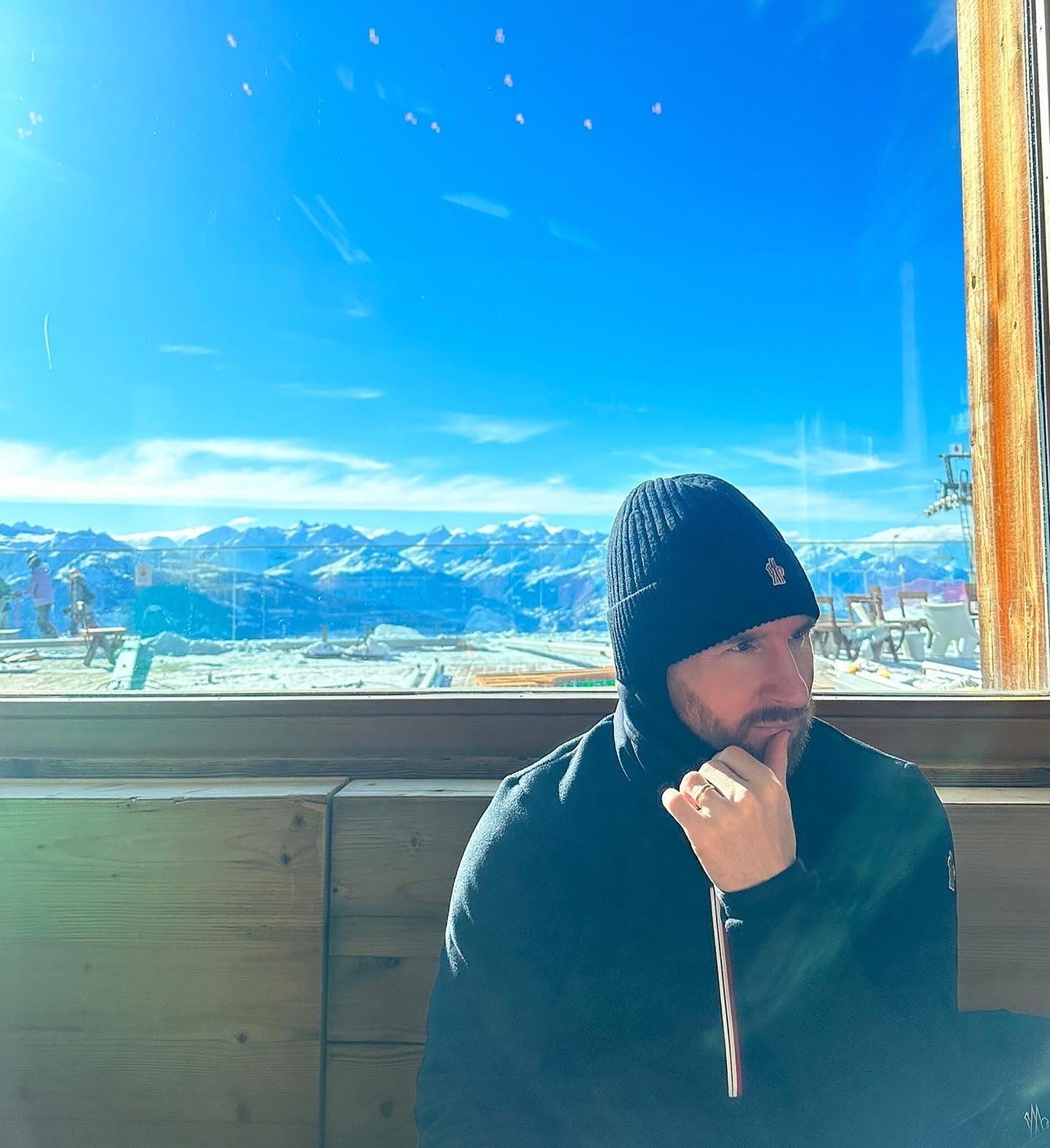 Lionel Messi đội mũ len trong chuyến đi đến dãy Alps