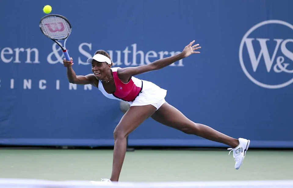 Venus Williams lunges for a shot during her 6-2, 6-7 (2), 6-4 quarterfinal victory over Sam Stosur© Cara Owsley/The Enquirer / USA TODAY NETWORK