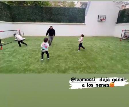 Messi jugando con sus hijos