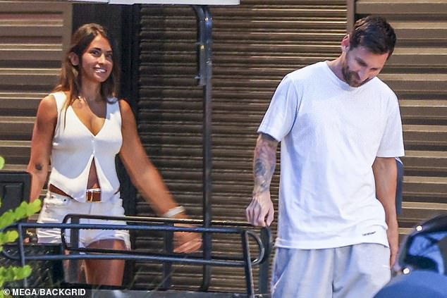 Lionel Messi và Antonela Roccuzzo đều tươi cười khi rời khỏi Sân vận động DRV PNK