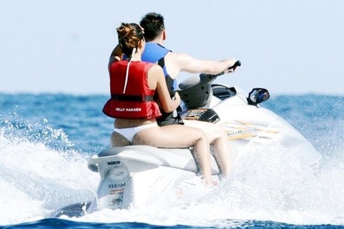 Messi chở bạn gái mặc bikini nóng bỏng trên mô tô nước - Hình 4