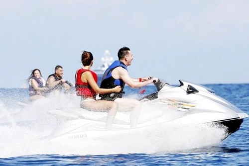 Messi chở bạn gái mặc bikini nóng bỏng trên mô tô nước - Hình 5